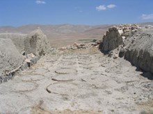 Urartu kalesinde  yiyecek ic¸ecek deposu ve tahıl ambarı olarak kullanılan mekan